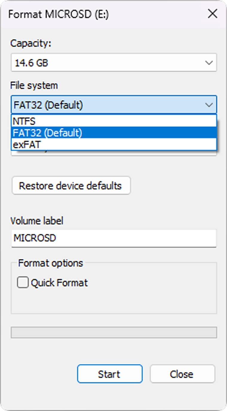 Ventana de formato de Windows en inglés para una tarjeta microSD; el menú “File system” muestra NTFS, FAT32 y exFAT, y la casilla “Quick Format” está desmarcada.